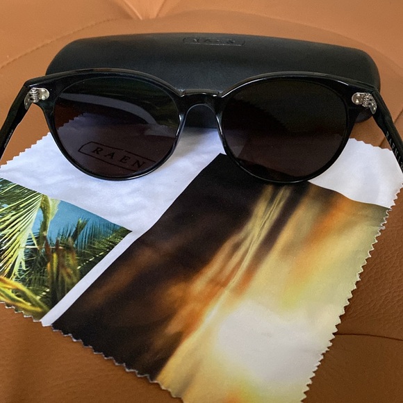 Raen - Norie In Crystal Black / Dark Smoke - Picture 4 of 4